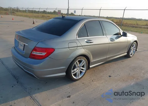 2013 Mercedes-Benz C 250 Sport z USA, uszkodzony, nr VIN WDDGF4HB6DA846519